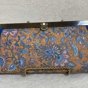 Monedero Frame - Flores azules sobre corcho