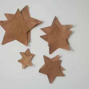 Bruna läderarmbågslappar med stjärnmotiv: Kamelbruna applikationer att sy på (set om 2)