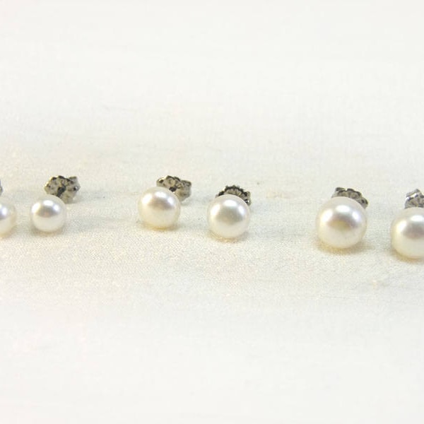 Titan Perlenohrstecker weiß, Buttonperle abgeflachte Süßwasserzuchtperle, 1 Paar