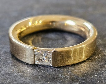 750 yellow gold ring with a princess cut diamond