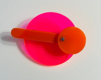 Broche tendance en plastique rose fluo orange