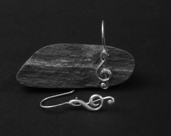 Örhängen i sterlingsilver med klav/violin
