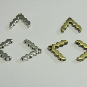 Puede incluir: Cuatro abalorios de conexión de metal en dos acabados: plata y oro. Los abalorios tienen forma de chevron o zigzag. Cada abalorio tiene dos agujeros para sujetar a joyas u otras manualidades.