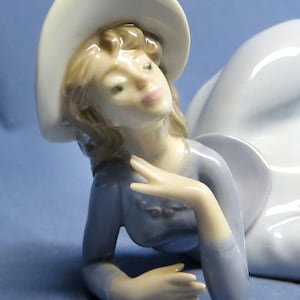 Rare Lladro Porcelain “Pretty Pose” Girl Laying Down w/Flowers #5589 No Box