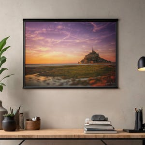 Coucher de soleil sur le Mont-Saint-Michel – Décoration murale paysage apaisant | Photographie côtière sereine | Vanamo Studio