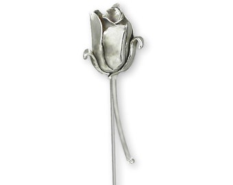 Puede incluir: Un pin de solapa de plata en forma de rosa con un tallo largo y una base redonda.