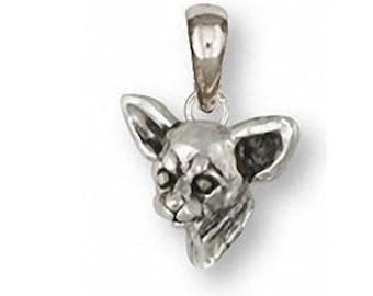 Puede incluir: Un colgante de plata con la cabeza de un chihuahua.