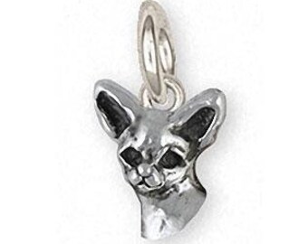 Puede incluir: Encanto de plata de ley con la cabeza de un gato Sphynx. El encanto es detallado y realista, con un acabado plateado.