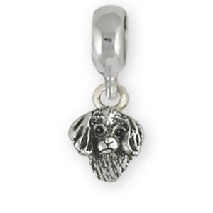 Pode incluir: Berloque de prata com a cabeça detalhada de um cão Cavalier King Charles Spaniel. O berloque é projetado para caber em um bracelete de berloques.