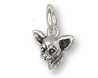 Puede incluir: Encanto de plata de la cabeza de un perro chihuahua.