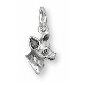 Puede incluir: Encanto de plata de la cabeza de un perro chihuahua, de perfil, mirando hacia la derecha.