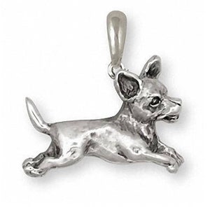 Puede incluir: Un colgante de plata con forma de perro Chihuahua corriendo.