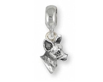 Puede incluir: Encanto de plata con la cabeza de un chihuahua detallada. El encanto está diseñado para encajar en una pulsera o collar con encantos.