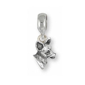 Puede incluir: Encanto de plata con la cabeza de un chihuahua detallada. El encanto está diseñado para encajar en una pulsera o collar con encantos.