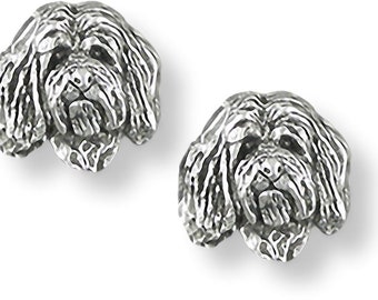 Puede incluir: Un par de pendientes de plata con una representación detallada y realista de la cabeza de un perro Bichón Frisé.
