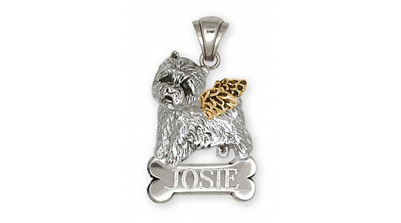Op de afbeelding: Sterling zilveren hanger met een West Highland White Terrier met gouden vleugels en een botbedel gegraveerd met de naam "JOSIE".