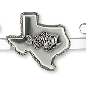 Puede incluir: Brazalete de puño plateado con un dije en forma de Texas con un diseño de pez. El brazalete es de metal pulido. El dije mide aproximadamente 2,5 cm de ancho. Un accesorio elegante para los amantes de Texas.