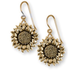 Puede incluir: Pendientes de aro de girasol de oro con un diseño detallado. Los pendientes están hechos de oro de 14 quilates y presentan un girasol con un centro texturizado y pétalos.