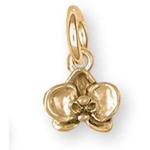 Op de afbeelding: Een goudkleurige orchidee bloem bedel met een lus om aan een ketting of armband te bevestigen. De bedel is een gedetailleerde miniatuurreplica van een orchidee bloesem.