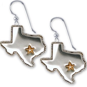 Puede incluir: Pendientes de plata con forma del estado de Texas con una estrella dorada en el centro de cada pendiente.