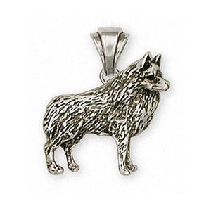 以下が含まれることがあります： 横を向いて立っているシェットランド・シープドッグの形をしたシルバー製のペンダントチャーム。チャームは、毛皮のように見えるテクスチャ加工が施されています。