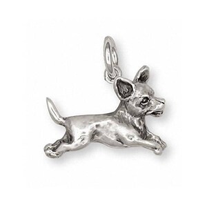 Puede incluir: Encanto de plata de ley de un perro Chihuahua en una pose de carrera.