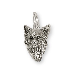 Peut inclure: Un charme en argent en forme de tête de chien Chihuahua. Le charme est détaillé avec un motif de fourrure texturé et a une boucle pour l'attacher à un bracelet ou un collier.