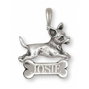 Puede incluir: Encanto de colgante de plata con una figura detallada de chihuahua corriendo sobre una etiqueta en forma de hueso con el nombre "JOSIE" grabado en ella.