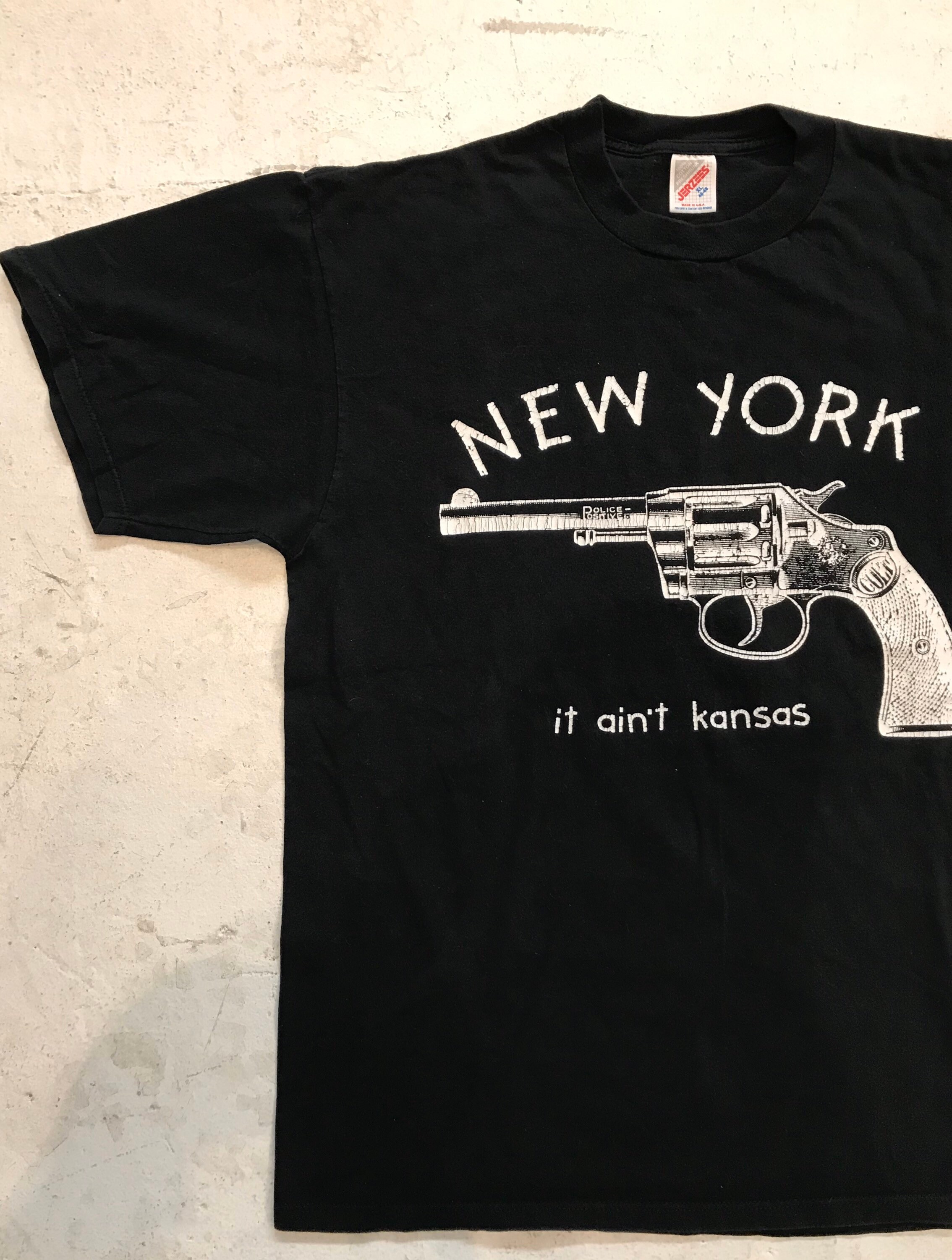 Vintage 90s 'New York It Ain't Kansas' Gun Joke Tee | Depop