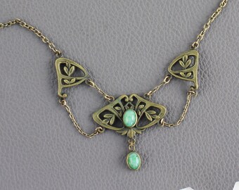 Conjunto de piedra verde en collar vintage estilo mariposa de latón inspirado en el Art Nouveau