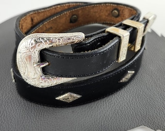 Cinturón estilo western vintage de cuero negro con conchos, hebilla y punta de diamantes plateados, talla 28 de EE. UU. / Fabricado por un fabricante de botas en Scottsdale, Arizona, EE. UU.