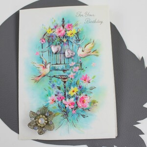 Tarjeta de felicitación vintage de pájaros y jaula de pájaros de cumpleaños con pendientes de corazón de lavanda vintage y broche de flores / regalo para ella / tarjeta escrita a mano