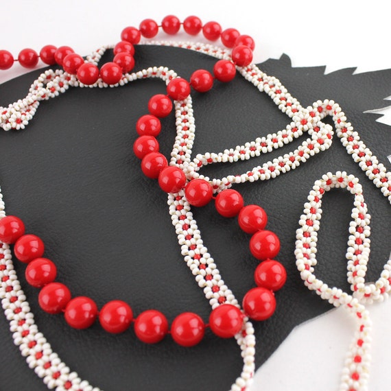 Red & White Plastic Beaded Vintage Necklace Set - image 5