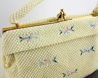 Crème Plastic Kraal Stof met Roze Blauw Groene Bloemen Geborduurde Tas / Vintage jaren '50 Dames Top Handle Portemonnee met Kiss Clasp Sluiting