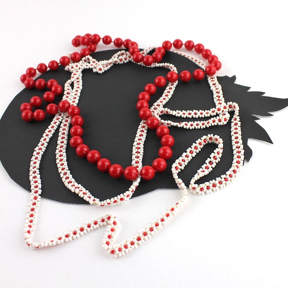 Red & White Plastic Beaded Vintage Necklace Set - image 1