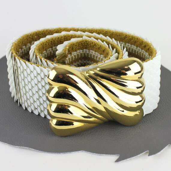 White Plastic Scale Elastic Belt with Gold Buckle Gem