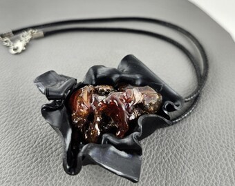 Czarno-czerwono-pomarańczowy abstrakcyjny naszyjnik z roztopionego plastiku z czarnym sznurkiem