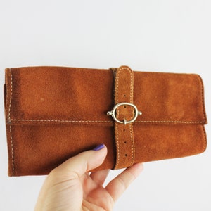 Carmel Brown Ante Cuero Vintage Noymer Checking Book Cartera larga con bolsillos con cremallera en caja original