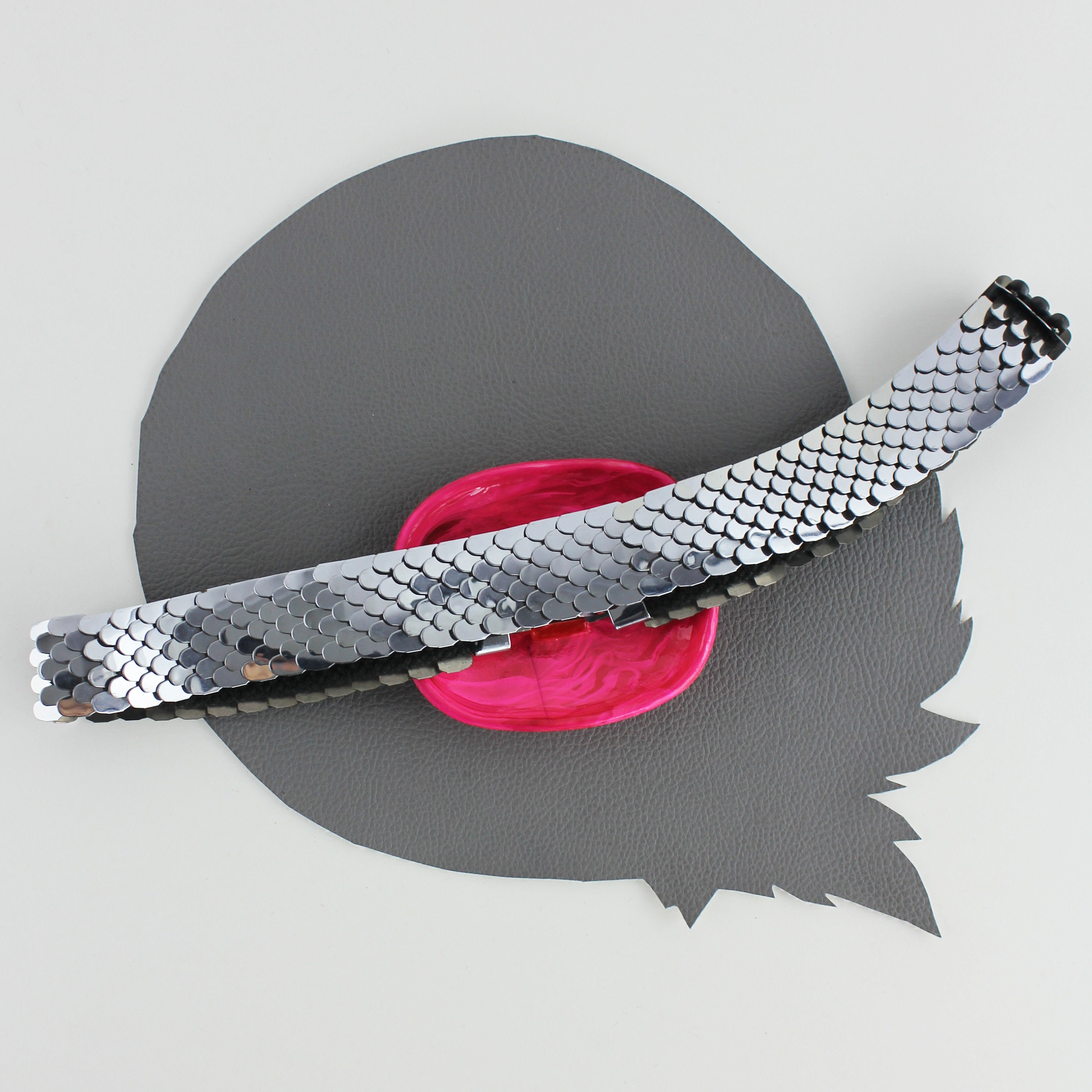 Vintage Silver Metal Scale Elastic Belt With Hot Pink  display picture 1
