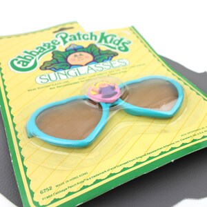 Okulary przeciwsłoneczne dla dzieci Blue Cabbage Patch / Okulary przeciwsłoneczne dla dzieci z lat 80. / Okulary przeciwsłoneczne dla małych dziewczynek w stylu vintage / Okulary przeciwsłoneczne w kształcie serca w kolorze niebiesko-różowo-fioletowym z 1984 r.