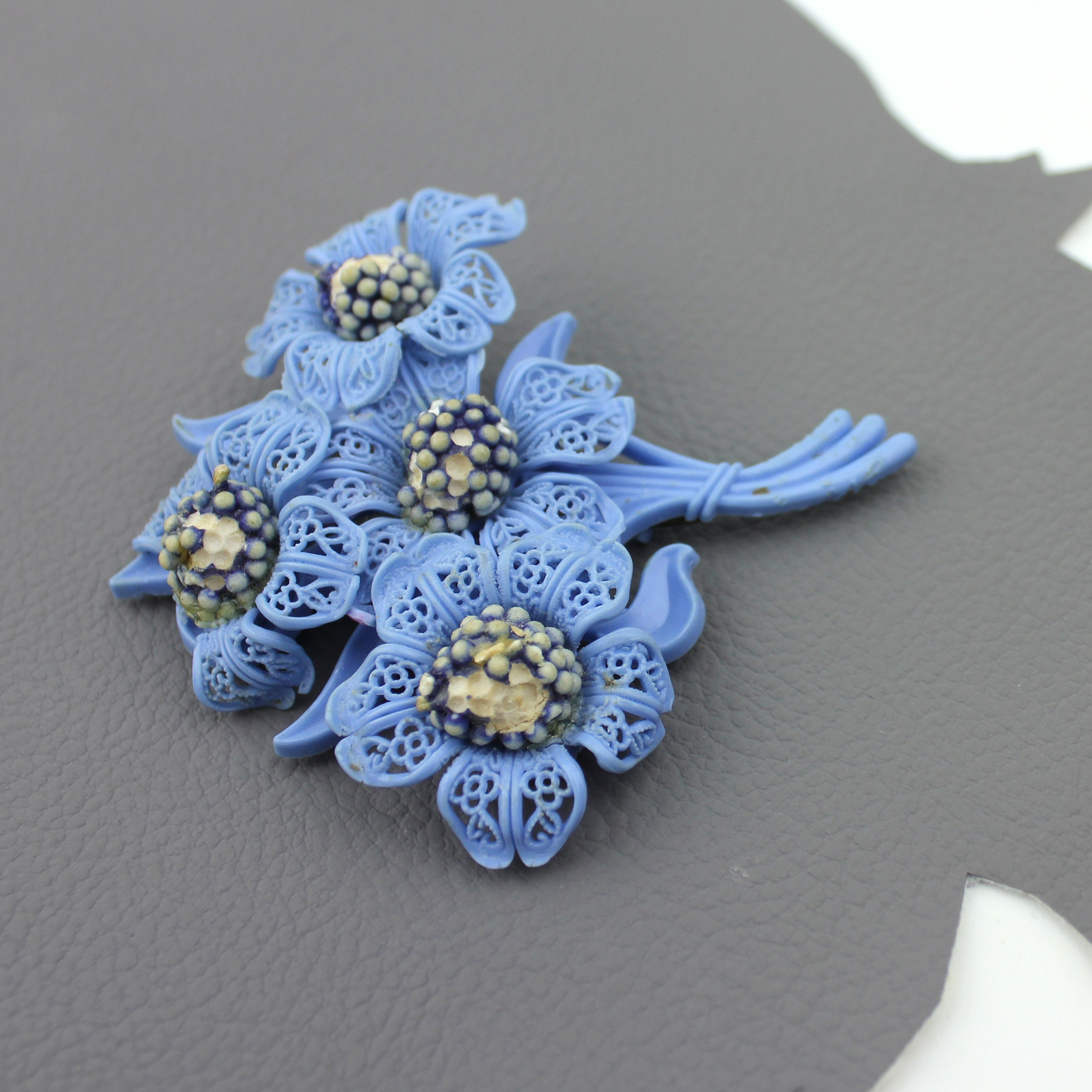 Broche Vintage Années 80 En Plastique Bleu Marine Et Blanc Cassé - Bon état