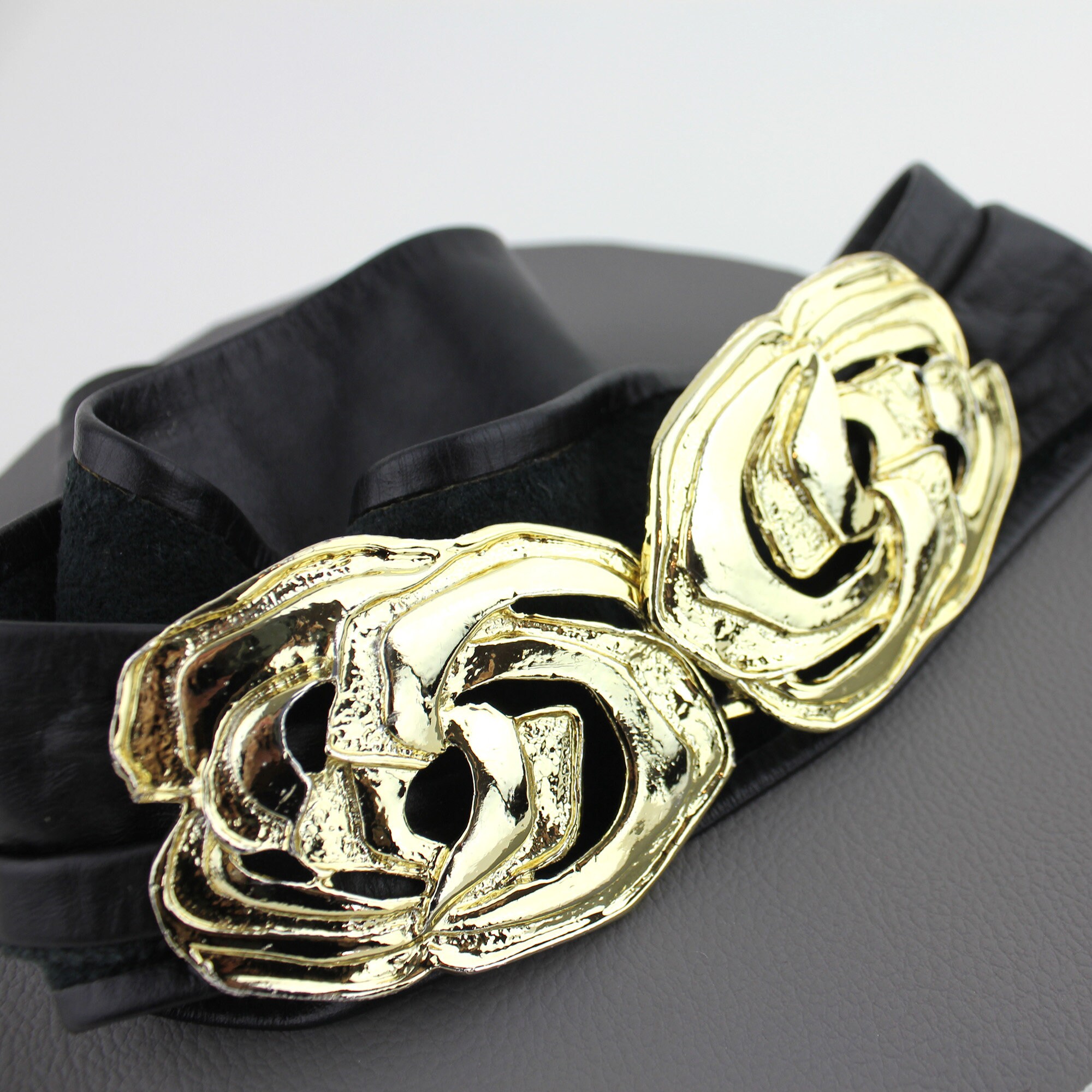 VTG,90s Retro Elegant Gold and Black Belt with Ornate Buckle Elastic & Brass Make every outfit unforgettable with this vintage black  main image 3