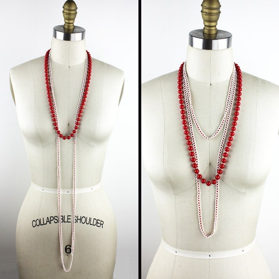 Red & White Plastic Beaded Vintage Necklace Set - image 4