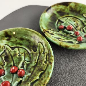 Green & Red Holly Christmas Decorative Dish Set Calpotter California / Set of Two Pottery Plates