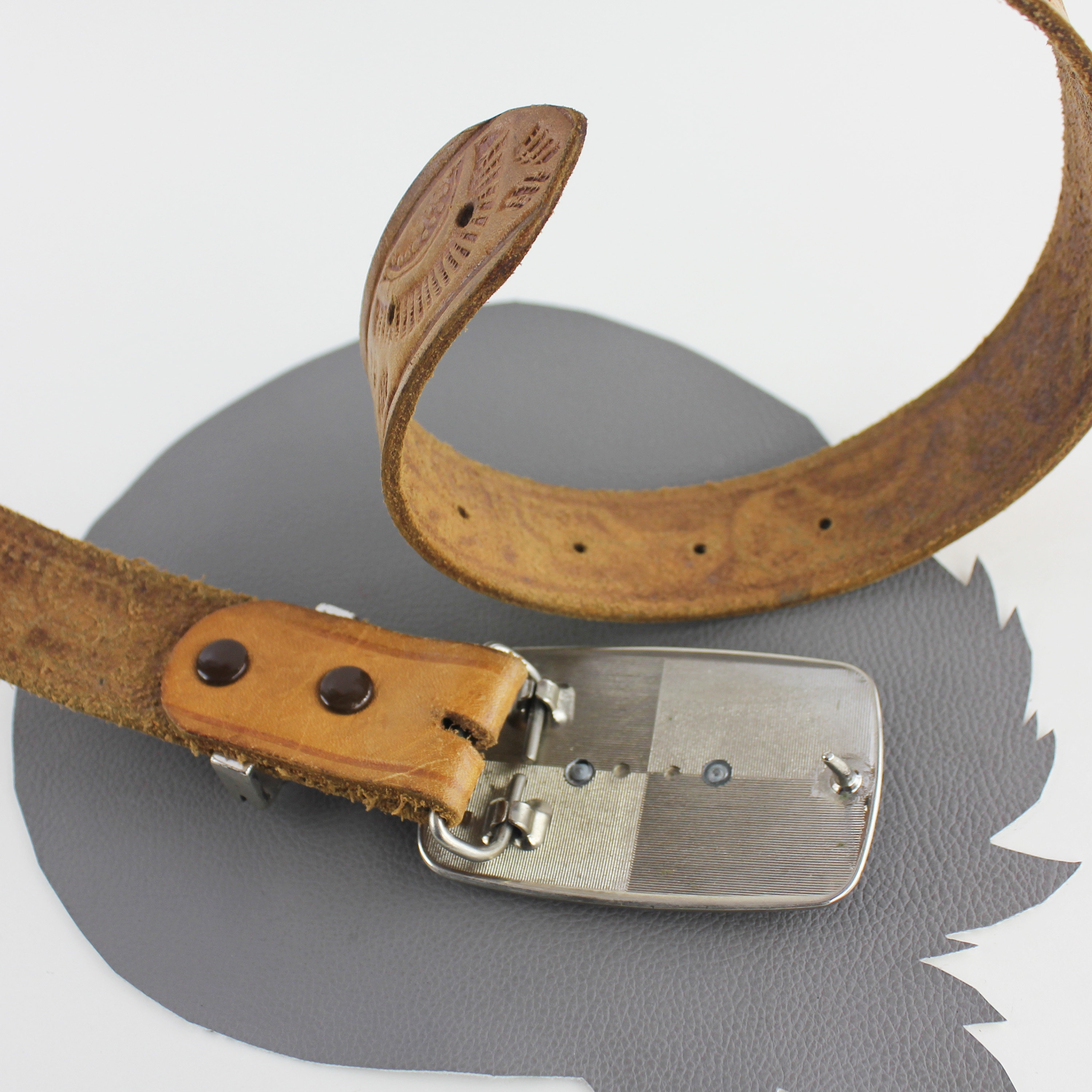 Ceinture western vintage en cuir marron et fleurs cloutées taille 32 - France