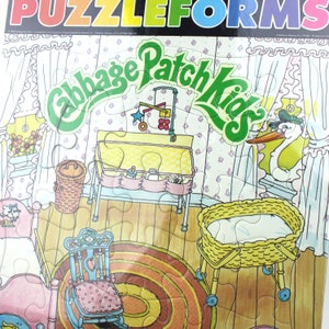 Puede incluir: Un rompecabezas vintage de Cabbage Patch Kids que presenta una escena de guarder&iacute;a con una cuna, una mecedora, un cambiador y una cig&uuml;e&ntilde;a mirando por una ventana. Las piezas del rompecabezas tienen forma de rompecabezas y el fondo es un piso de madera con una alfombra.