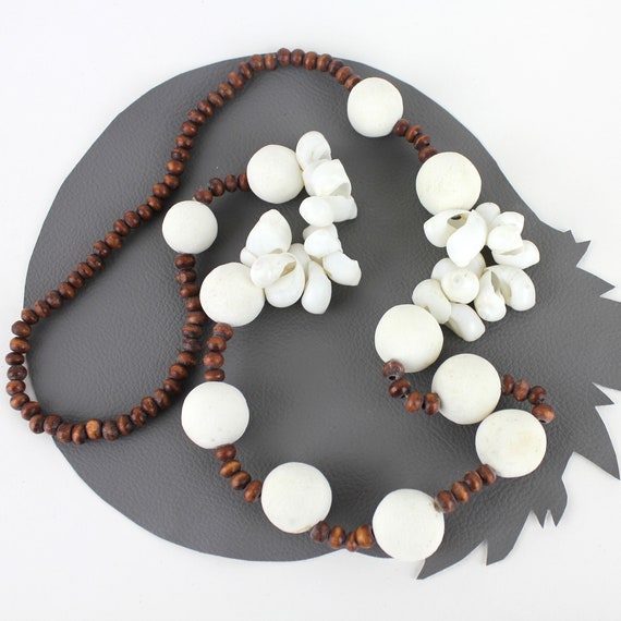 White & Brown Seashell and Wood Vintage Necklace - image 2