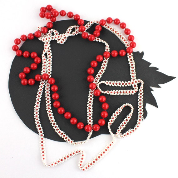 Red & White Plastic Beaded Vintage Necklace Set - image 3