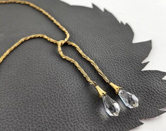 Collar vintage con cadena retorcida dorada y gotas de cristal transparente