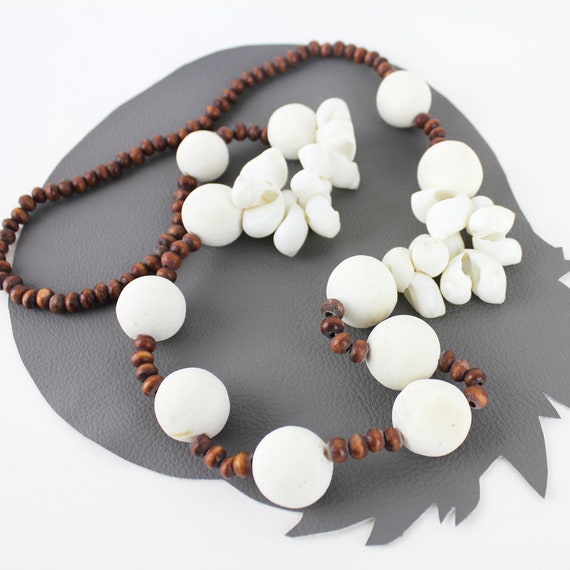 White & Brown Seashell and Wood Vintage Necklace - image 3